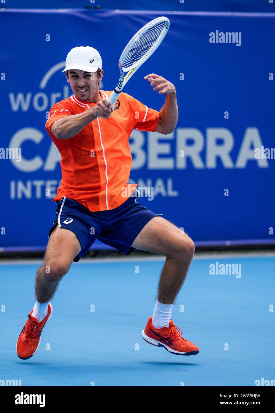 Zachary Svajda degli Stati Uniti in azione durante il Round of 32 del torneo Canberra International ATP Challenger 125 2024 Foto Stock