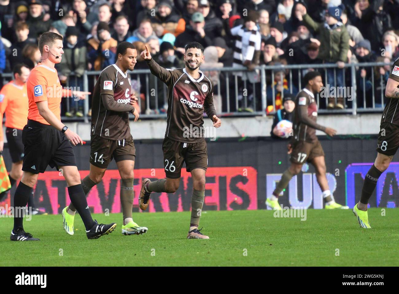 03.02.2024, Millerntorstadion, Amburgo, GER; 2. FBL, FC St. Pauli vs SpVgg Greuther Fuerth im Bild Elias Saad (Pauli #26) schiesst das Tor zlum 3-02 fuer Pauli und Jubelt foto ? LE NORMATIVE nordphoto GmbH/ Witke DFL PROIBISCONO QUALSIASI UTILIZZO DI FOTOGRAFIE COME SEQUENZE DI IMMAGINI E/O QUASI-VIDEO credito: dpa picture Alliance/Alamy Live News Foto Stock