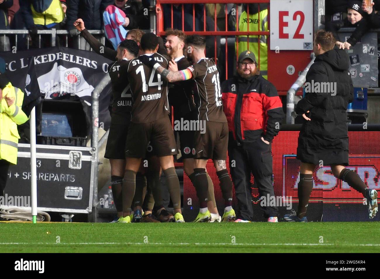 03.02.2024, Millerntorstadion, Amburgo, GER; 2. FBL, FC St. Pauli vs SpVgg Greuther Fuerth im Bild Elias Saad (Pauli #26) schiesst das Tor zlum 3-02 fuer Pauli und jubelt mit der Mannschaft foto ? LE NORMATIVE nordphoto GmbH/ Witke DFL PROIBISCONO QUALSIASI UTILIZZO DI FOTOGRAFIE COME SEQUENZE DI IMMAGINI E/O QUASI-VIDEO credito: dpa picture Alliance/Alamy Live News Foto Stock