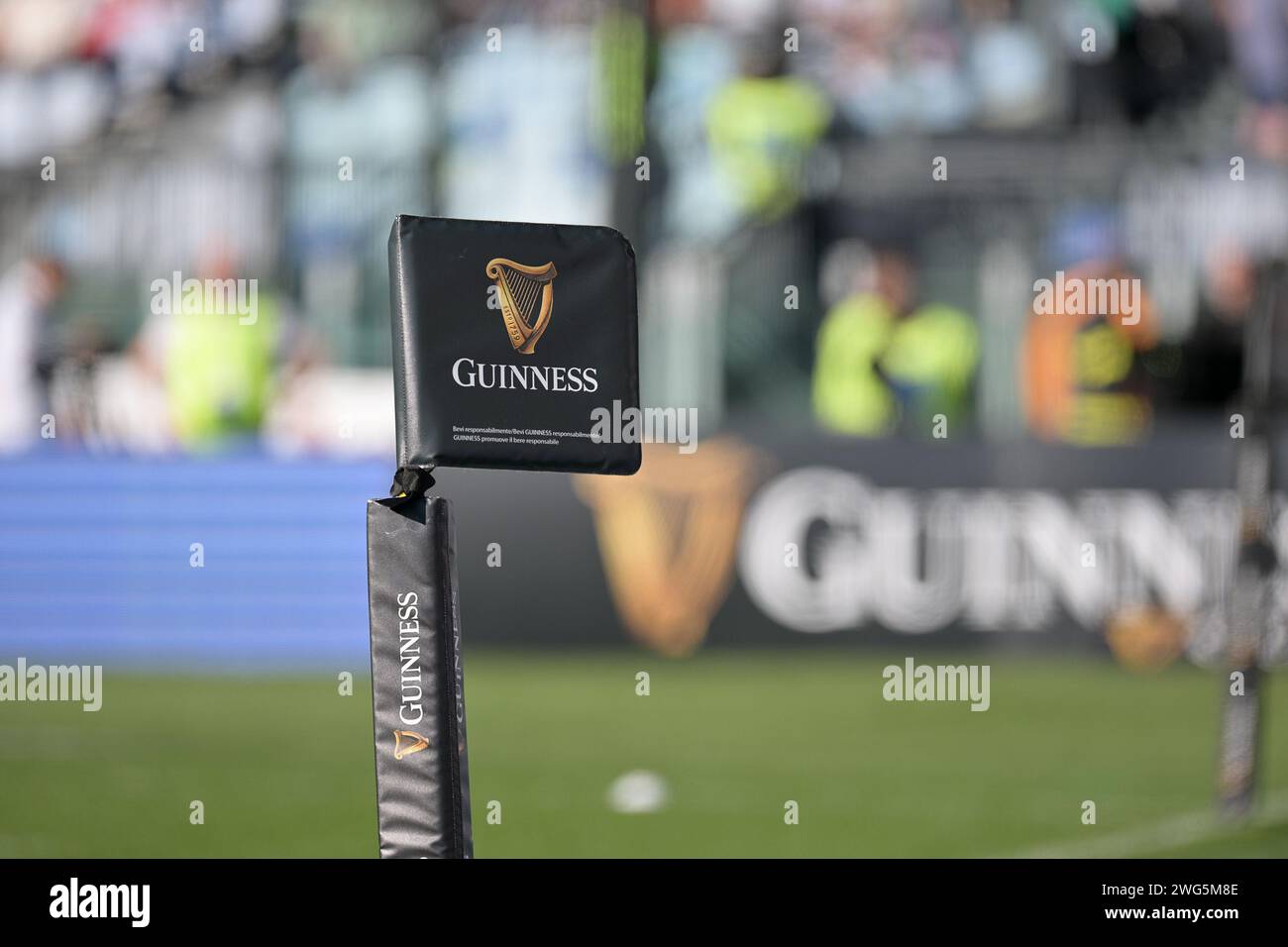 Roma, Italia. 3 febbraio 2024; Stadio Olimpico, Roma, Italia: Six Nations International Rugby, Italia contro Inghilterra; vista della bandiera d'angolo Guinness 6-Nations credito: Action Plus Sports Images/Alamy Live News Credit: Action Plus Sports Images/Alamy Live News Foto Stock