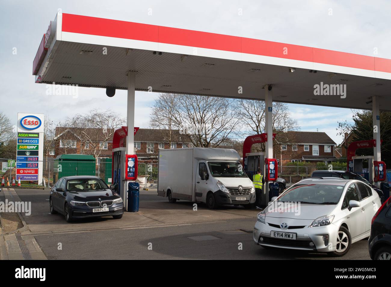 Maidenhead, Regno Unito. 2 febbraio 2024. Una stazione di servizio esso a Maidenhead, Berkshire. I prezzi della benzina stanno ricominciando ad aumentare. Secondo il Dipartimento per la sicurezza energetica e Net Zero, il Regno Unito è il nono paese più costoso dell'UE per i prezzi della benzina. Credito: Maureen McLean/Alamy Live News Foto Stock