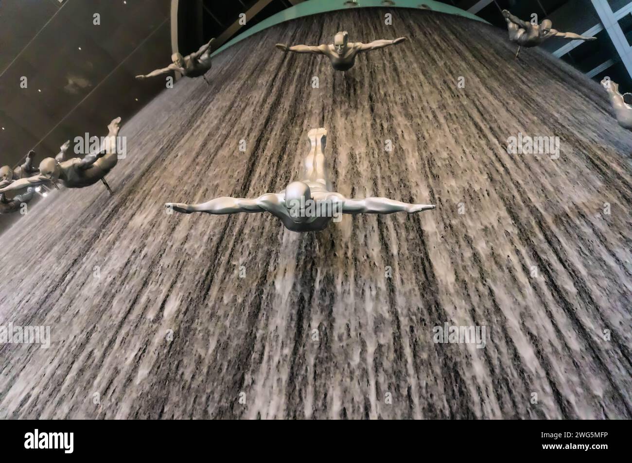 Una fontana con figure di pescatori di perle nel Dubai Mall, il più grande del mondo. Foto Stock