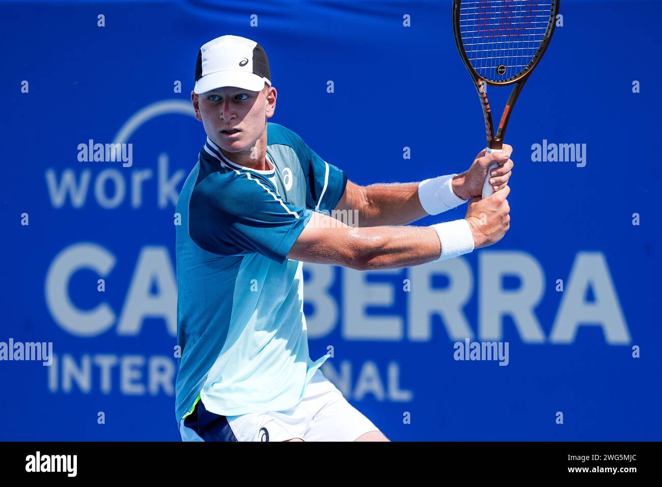 Pavle Marinkov dell'Australia in azione durante il Round of 16 del torneo Canberra International ATP Challenger 125 del 2024 Foto Stock