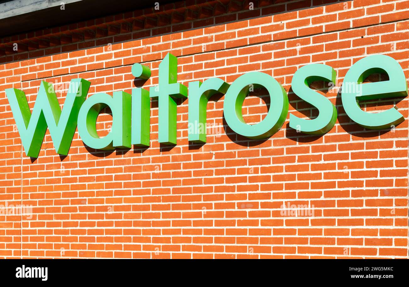 Cartello del negozio Waitrose sul muro di mattoni, Regno Unito Foto Stock