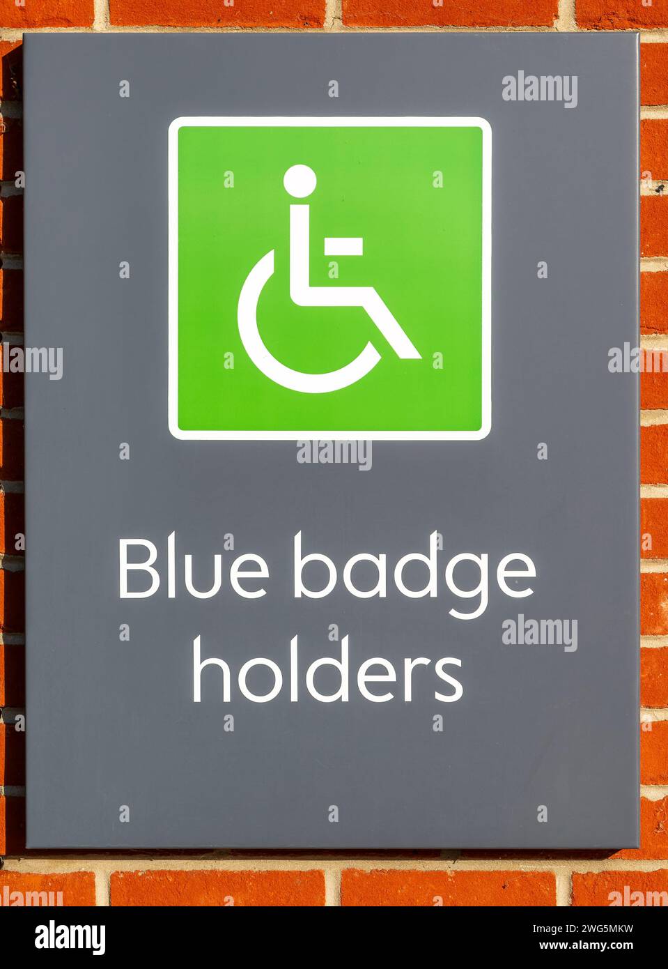 Porta badge blu disabili con insegna Waitrose supermarket, Regno Unito Foto Stock