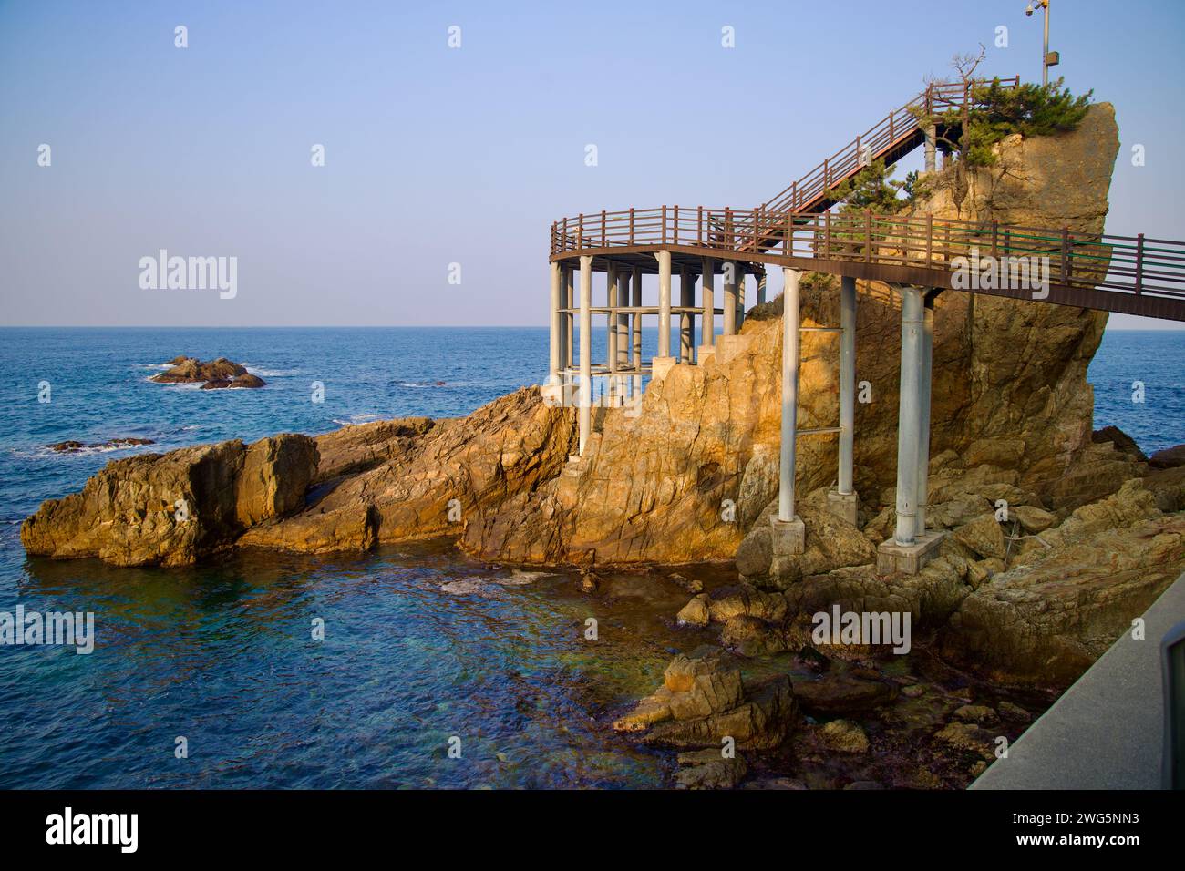 Samcheok City, Corea del Sud - 28 dicembre 2023: Vicino al tramonto, il Mare Orientale scintilla sotto un osservatorio in cima a una roccia costiera di 20 metri sul Chogok Yon Foto Stock