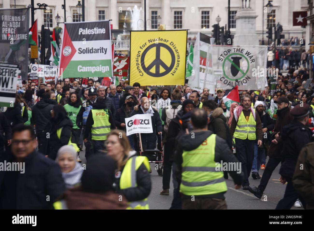 Le marce per la Palestina continuano a Londra l'ultima marcia in solidarietà con il popolo palestinese si svolge a Londra. La marcia inizia all'esterno di Broadcasting House, base della BBC prima di dirigersi attraverso la città, terminando a Whitehall, vicino a Downing Street. Credito: Roland Ravenhill/Alamy. Foto Stock