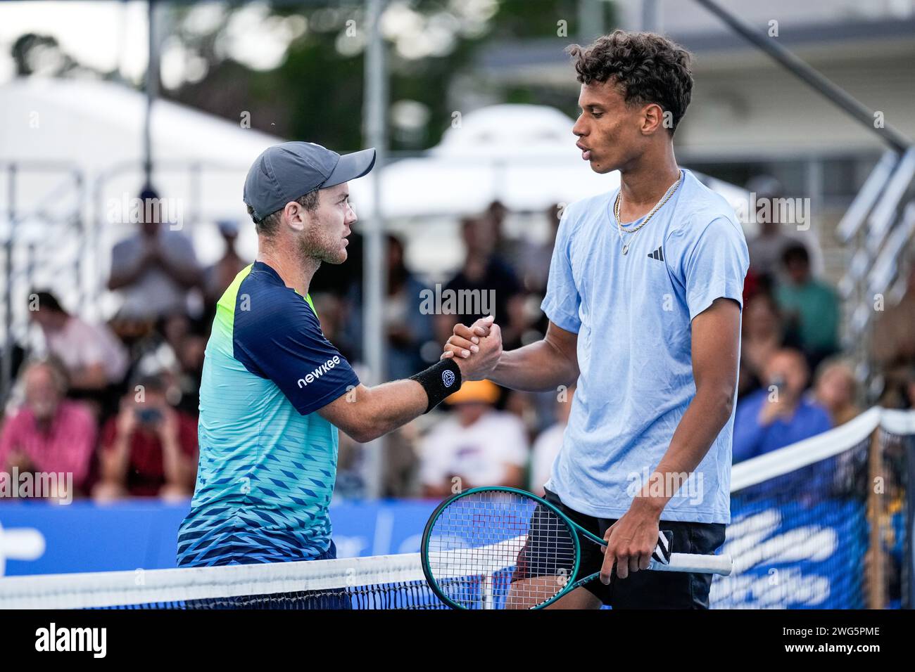 Dominik Koepfer tedesco e Gabriel Diallo canadese dopo la semifinale al Canberra International ATP 125 del 2024 Foto Stock