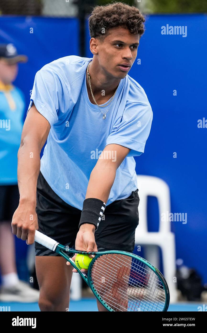Gabriel Diallo del Canada in azione durante i quarti di finale del torneo Canberra International ATP Challenger 125 del 2024 Foto Stock