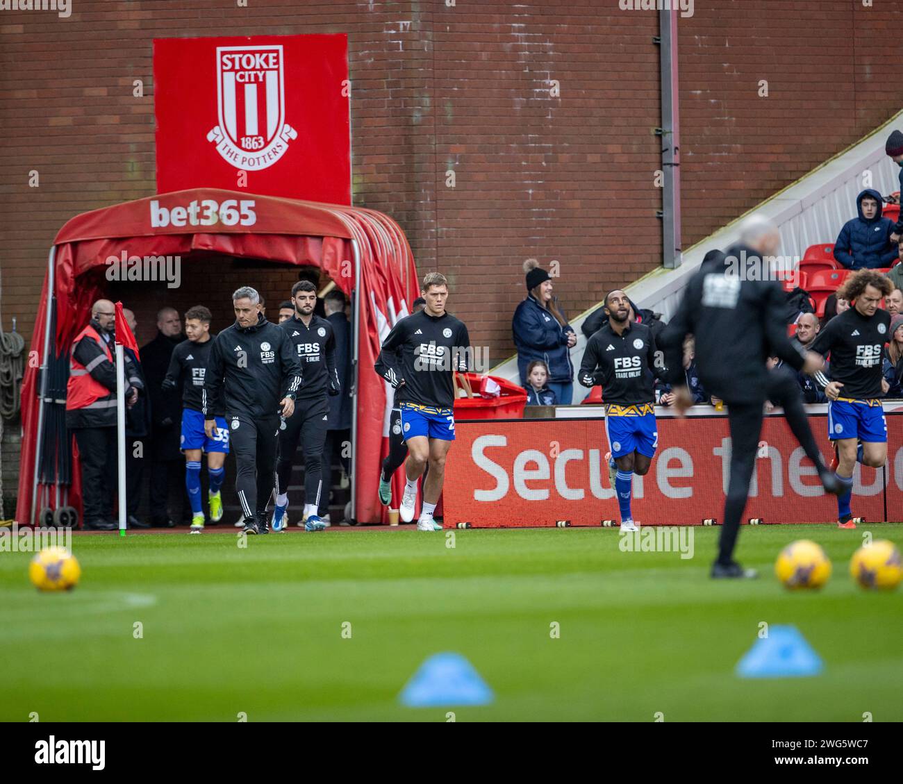 Stoke, Staffordshire, Inghilterra. 3 febbraio 2024; Bet365 Stadium, Stoke, Staffordshire, Inghilterra; EFL Championship Football, Stoke City contro Leicester City; i giocatori di Leicester escono dal tunnel per il Warm Up Credit: Action Plus Sports Images/Alamy Live News Foto Stock