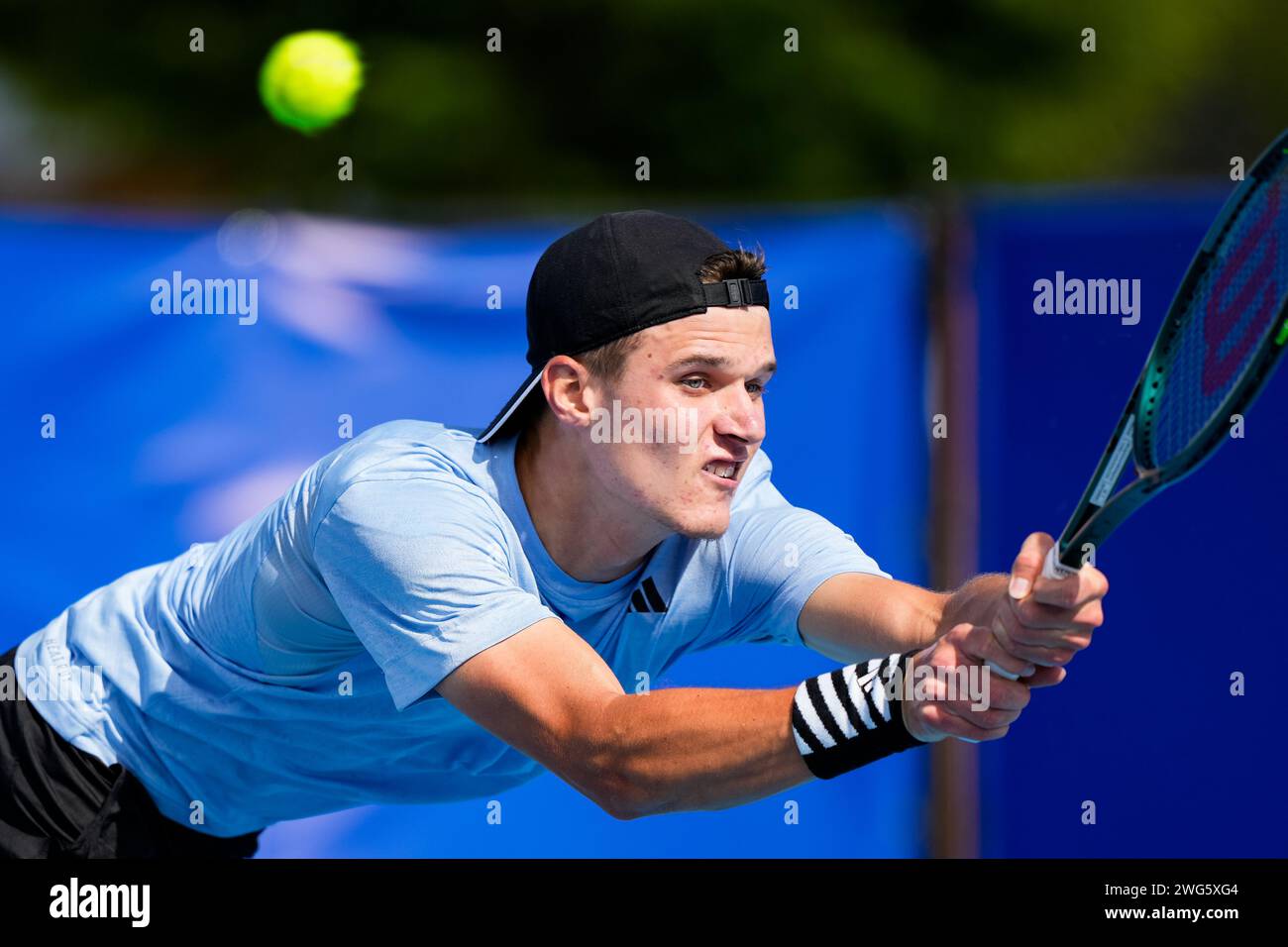 Jakub Mensik della Repubblica Ceca in azione contro Dominik Koepfer della Germania durante la finale del torneo 2024 Canberra International ATP 125 Foto Stock
