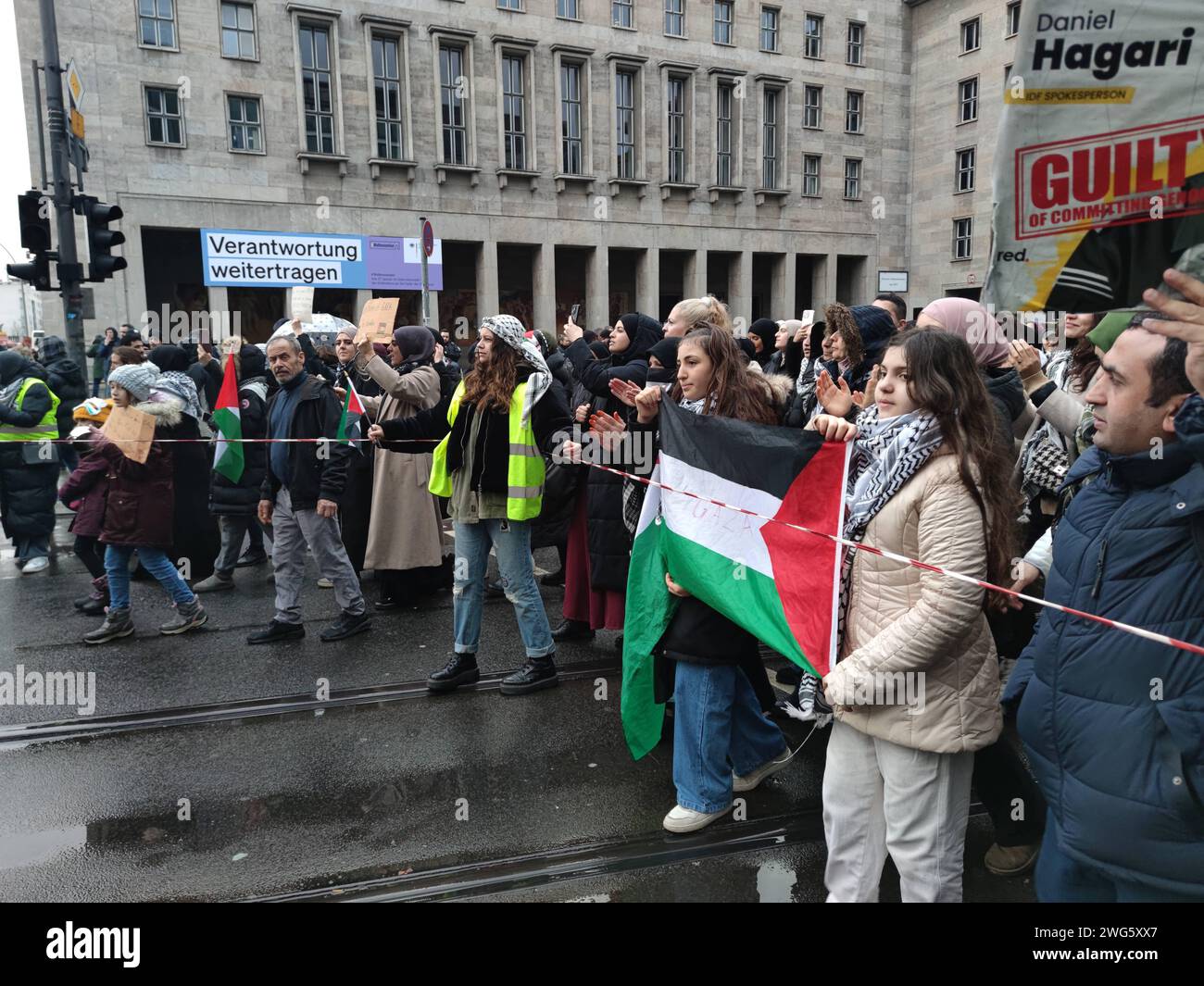 Berlin, Deutschland, 03.02.2024: Mitte, Leipziger Straße: Demo für Solidarität mit Palästinensern und Gaza: Demonstranten ziehen vor dem Finanzministerium entlang, Polizei sichert die Demo ab *** Berlino, Germania, 03 02 2024 Mitte, Leipziger Straße dimostrazione di solidarietà con i palestinesi e i manifestanti di Gaza marciano davanti al Ministero delle Finanze, la polizia assicura la dimostrazione Copyright: xdtsxNachrichtenagenturx dts 30318 Foto Stock