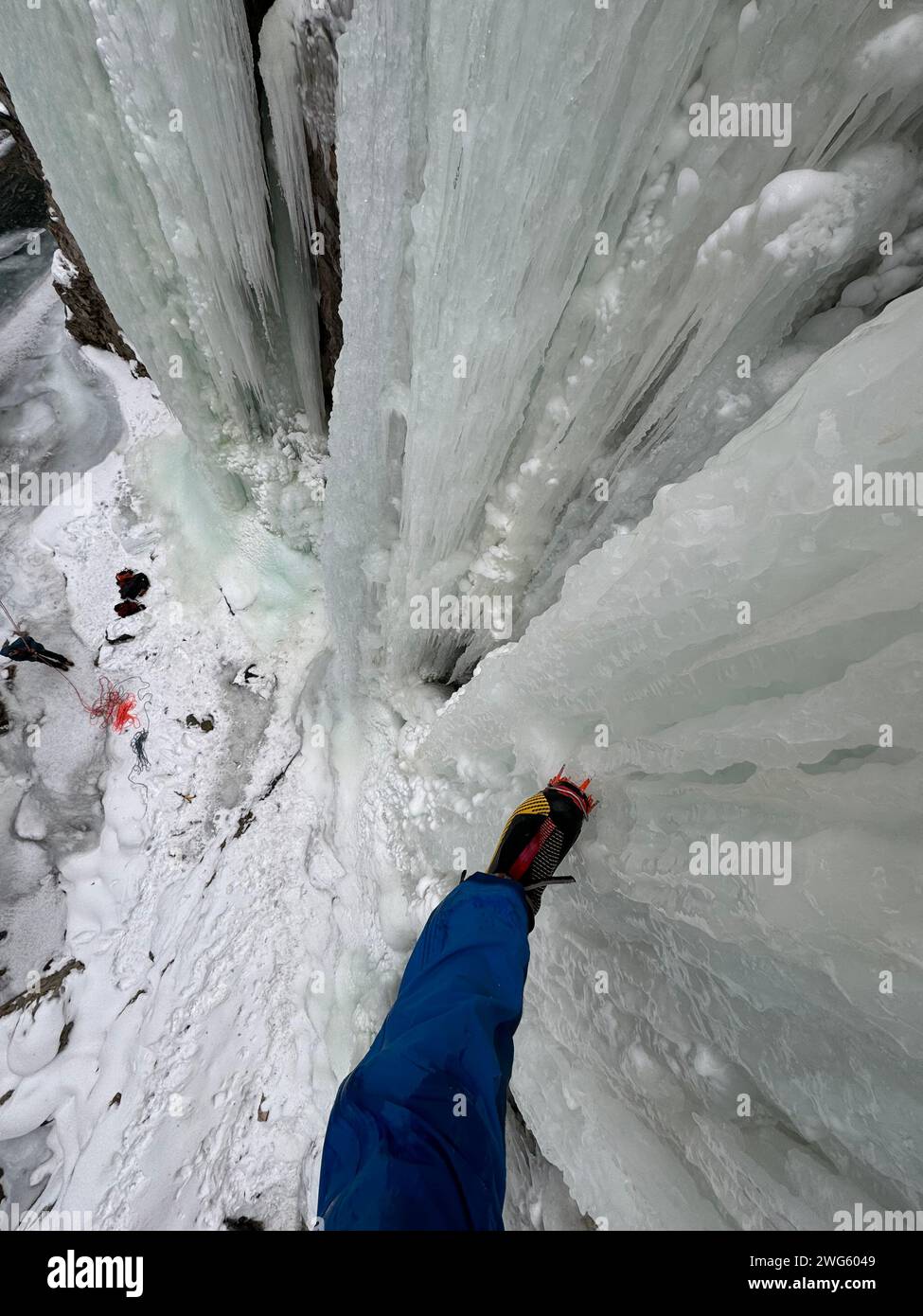 Arrampicata non identificata su Green Monster Ice efall in Alberta, Canada Foto Stock