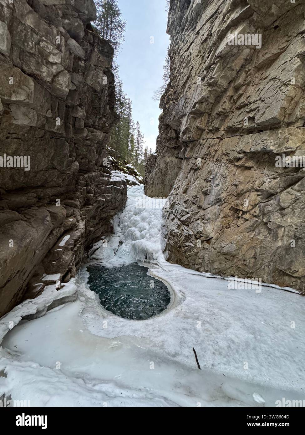 Passeggiata ghiacciata in inverno nella Kananaskis Valley in Alberta, Canada Foto Stock