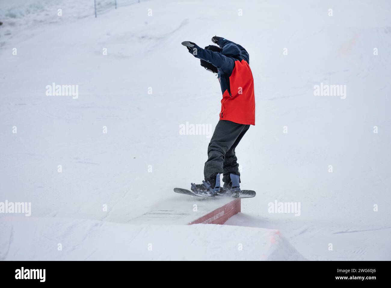 Trucchi per la scatola dello Snow Park. Snowboarder nel parco su una scatola. Jibbing invernale in snwopark nelle dolomiti. Foto Stock