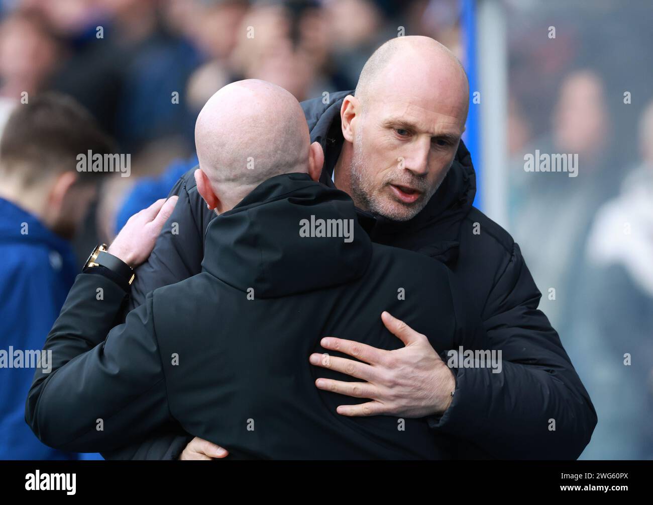 Il manager dei Rangers Philippe Clement saluta il manager del Livingston David Martindale in vista della partita di Premiership all'Ibrox Stadium di Glasgow. Data immagine: Sabato 3 febbraio 2024. Foto Stock