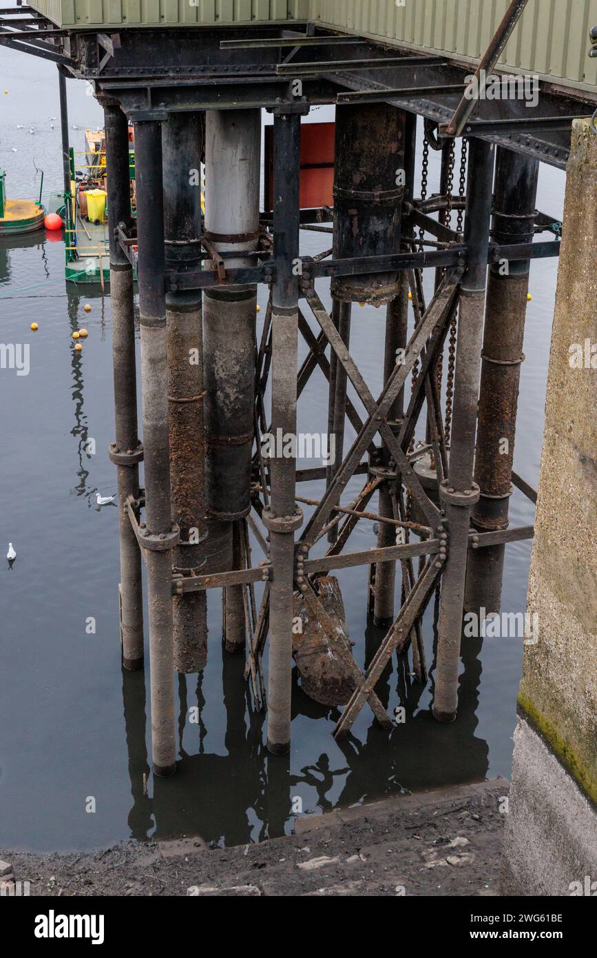 Brent Reservoir (The Welsh Harp), Regno Unito. 2 febbraio 2024. Canal & River Trust continua un programma di cinque mesi di manutenzione invernale essenziale presso il Brent Reservoir Site of Special Scientific Interest (SSSI), noto anche come Welsh Harp. L'equivalente di 400 piscine olimpiche di acqua sarà drenato per consentire una manutenzione una tantum. Riparazioni delle catene e delle aste che azionano le chiuse del serbatoio e riverniciatura della torre del corpo valvole da dove vengono azionati i cancelli che controllano i livelli dell'acqua nel serbatoio. Crediti: amanda rose/Alamy Live News Foto Stock