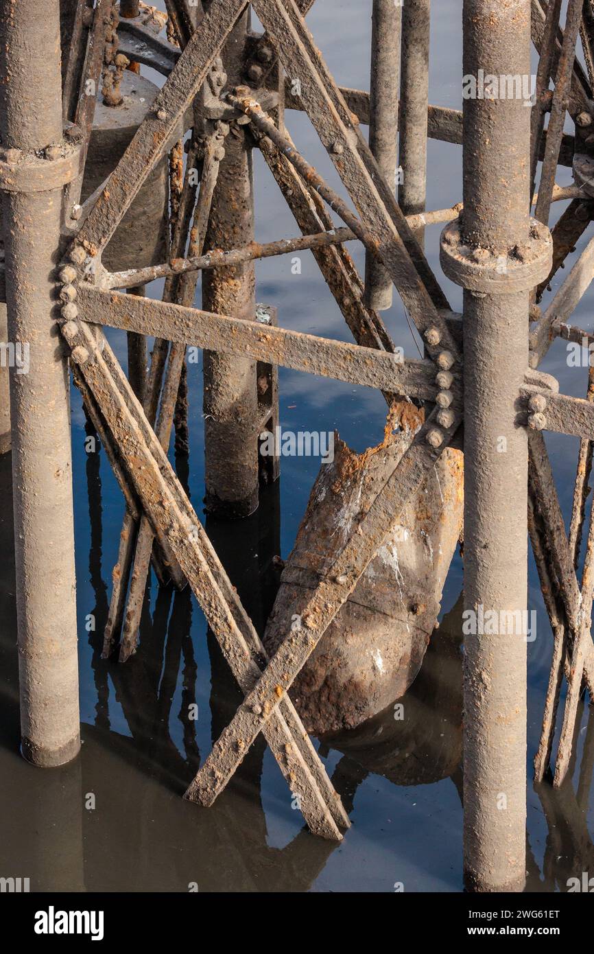 Brent Reservoir (The Welsh Harp), Regno Unito. 2 febbraio 2024. Canal & River Trust continua un programma di cinque mesi di manutenzione invernale essenziale presso il Brent Reservoir Site of Special Scientific Interest (SSSI), noto anche come Welsh Harp. L'equivalente di 400 piscine olimpiche di acqua sarà drenato per consentire una manutenzione una tantum. Riparazioni delle catene e delle aste che azionano le chiuse del serbatoio e riverniciatura della torre del corpo valvole da dove vengono azionati i cancelli che controllano i livelli dell'acqua nel serbatoio. Crediti: amanda rose/Alamy Live News Foto Stock