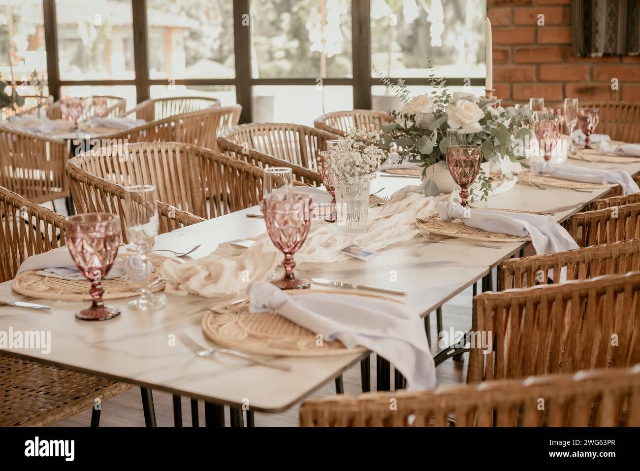 Decorazioni con tavoli per eventi, feste o ricevimenti nuziali. Foto Stock