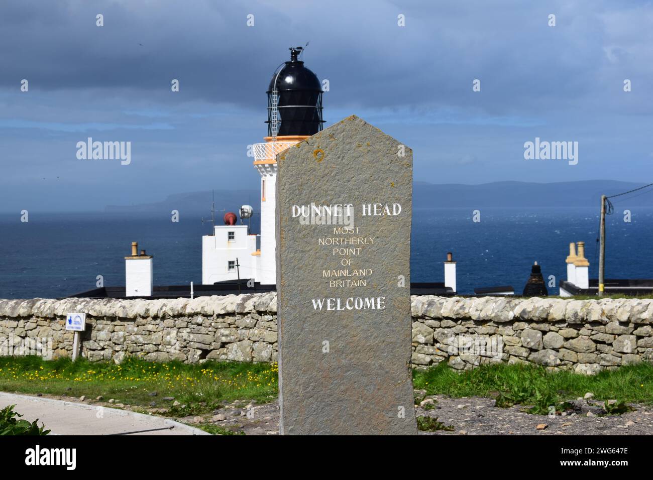 Cartello di benvenuto della testa di Dunnet di fronte al faro Foto Stock