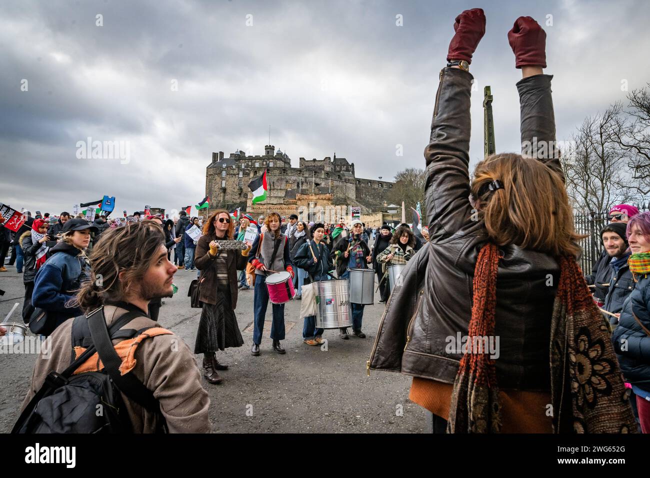 Edimburgo, Scozia. Sab 4 febbraio 2024. I manifestanti si riuniscono al Castello di Edimburgo chiedendo un immediato cessate il fuoco nel conflitto di Gaza. La manifestazione è stata organizzata dalla Scottish Palestine Solidarity Campaign come parte di una giornata globale d'azione. Foto Stock