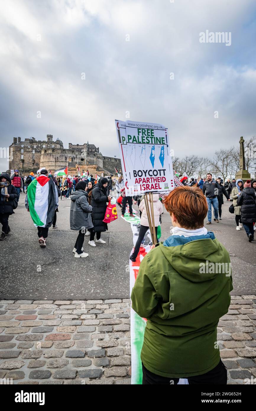 Edimburgo, Scozia. Sab 4 febbraio 2024. I manifestanti si riuniscono al Castello di Edimburgo chiedendo un immediato cessate il fuoco nel conflitto di Gaza. La manifestazione è stata organizzata dalla Scottish Palestine Solidarity Campaign come parte di una giornata globale d'azione. Foto Stock