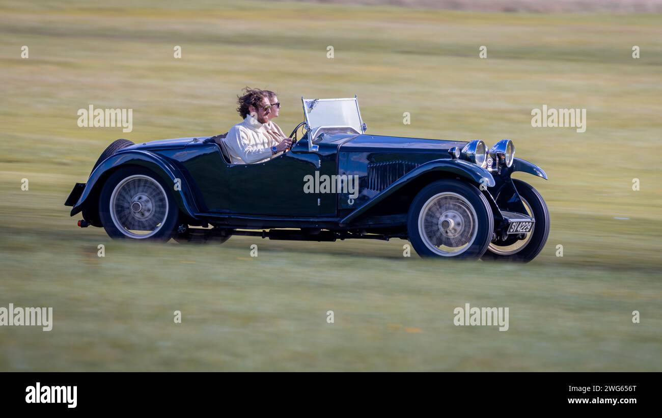 Old Warden, UK - 2 ottobre 2022: Auto d'epoca 1933 Riley Nine Lynx, che viene guidata a velocità sostenuta lungo una pista di prato Foto Stock