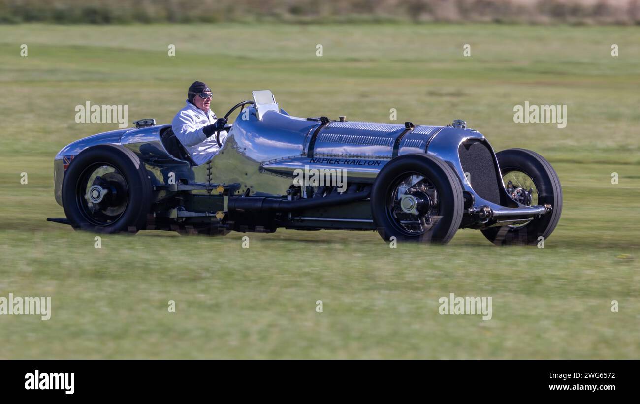 Old Warden, Regno Unito - 2 ottobre 2022: La Napier Railton del 1933 ha motorizzato un'auto da corsa d'epoca guidata a velocità sostenuta lungo una pista in erba Foto Stock