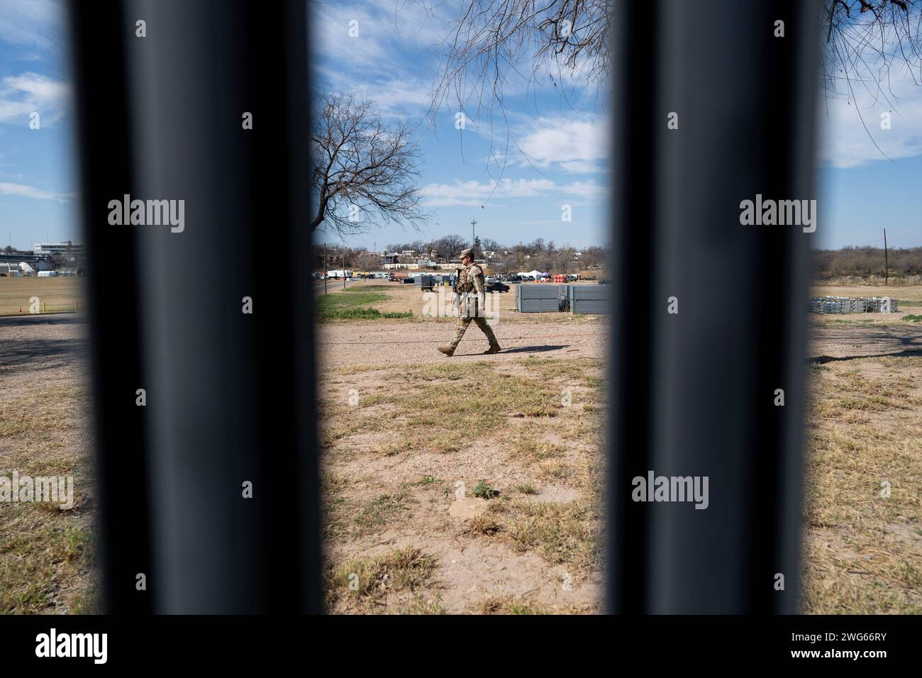 Eagle Pass, Stati Uniti. 1 febbraio 2024. Un membro della Guardia Nazionale del Texas è in servizio al confine tra Stati Uniti e Messico a Eagle Pass, Texas, Stati Uniti, 1 febbraio 2024. Crediti: Liu Jie/Xinhua/Alamy Live News Foto Stock