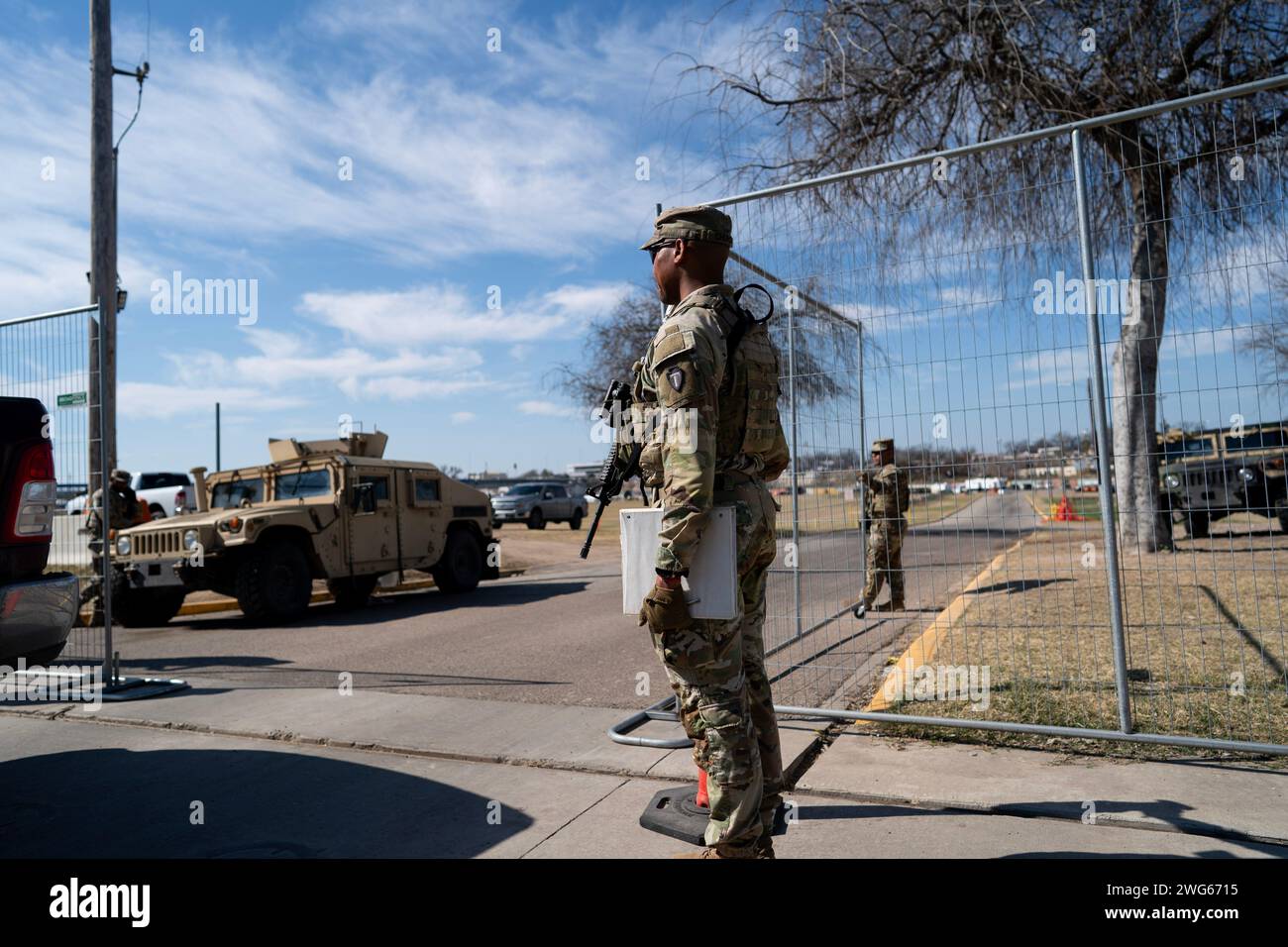 Eagle Pass, Stati Uniti. 1 febbraio 2024. I membri della Guardia Nazionale del Texas sono in servizio al confine tra Stati Uniti e Messico a Eagle Pass, Texas, Stati Uniti, 1 febbraio 2024. Crediti: Liu Jie/Xinhua/Alamy Live News Foto Stock