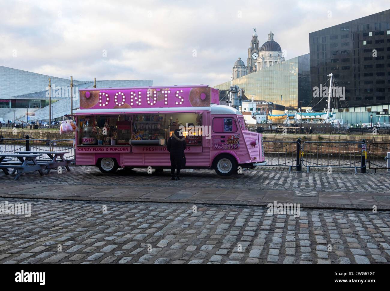Donna che aspetta l'ordine al Donuts Truck, al molo di Liverpool Foto Stock