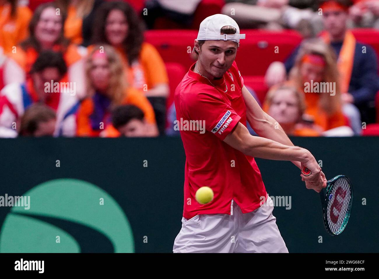 Groningen, Paesi Bassi. 3 febbraio 2024. GRONINGEN, PAESI BASSI - 3 FEBBRAIO: La Svizzera Leandro Riedi durante la partita di qualificazione di Coppa Davis 2024 tra Paesi Bassi e Svizzera al MartiniPlaza il 3 febbraio 2024 a Groningen, Paesi Bassi. (Foto di Andre Weening/Orange Pictures) credito: dpa/Alamy Live News Foto Stock