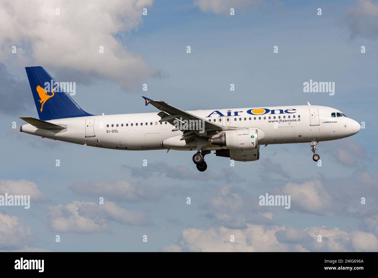 Italian Air One Airbus A320-200 con registrazione EI-DSL in finale per l'aeroporto Schiphol di Amsterdam Foto Stock