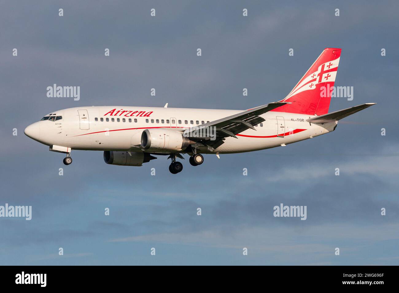 Boeing 737-500 Georgian Airzena con numero di registrazione 4L-TGR in finale per Amsterdam Airport Schiphol Foto Stock