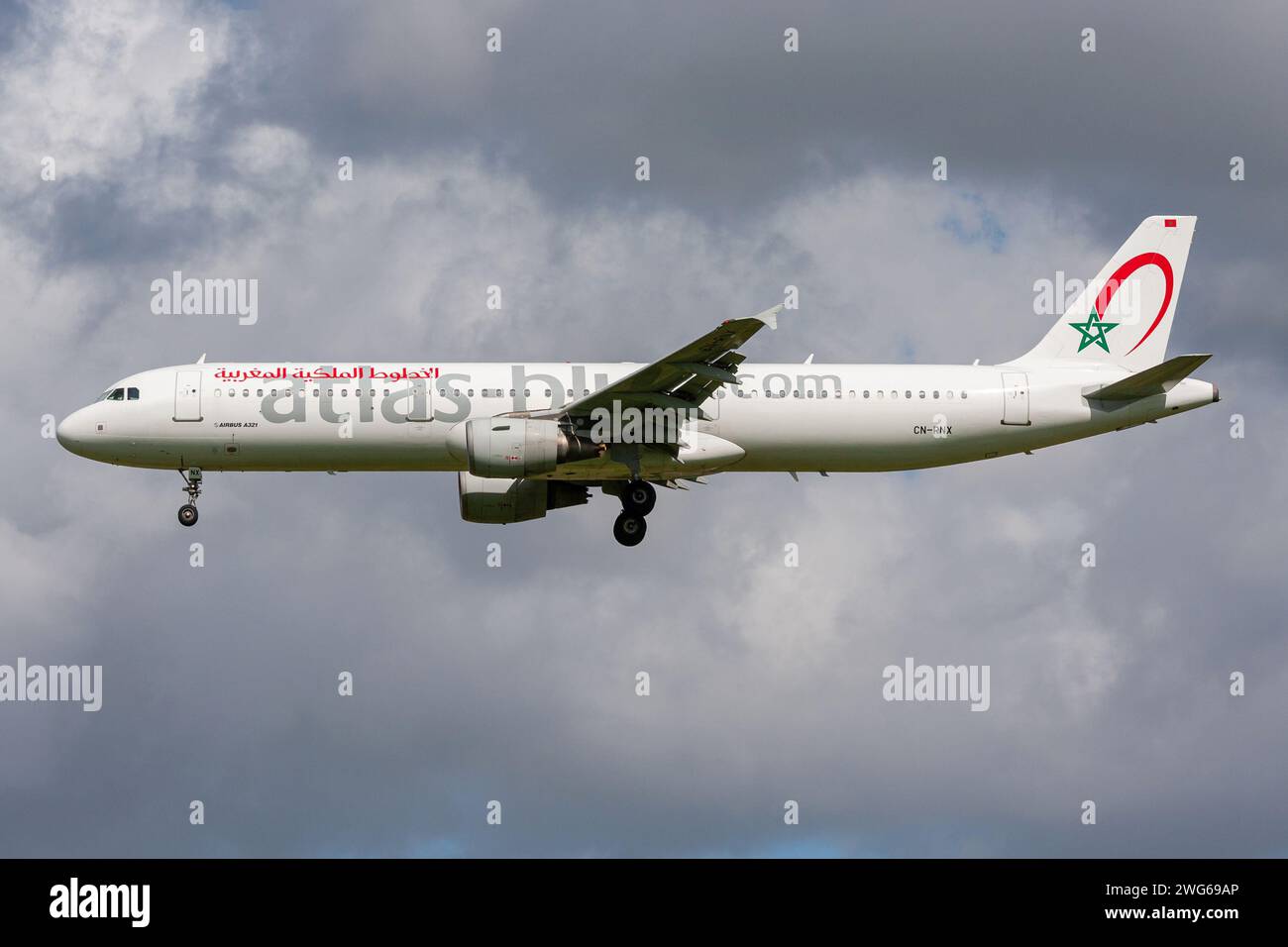 Maroccan Atlas Blue Airbus A321-200 con registrazione CN-RNX in finale per l'aeroporto Schiphol di Amsterdam Foto Stock