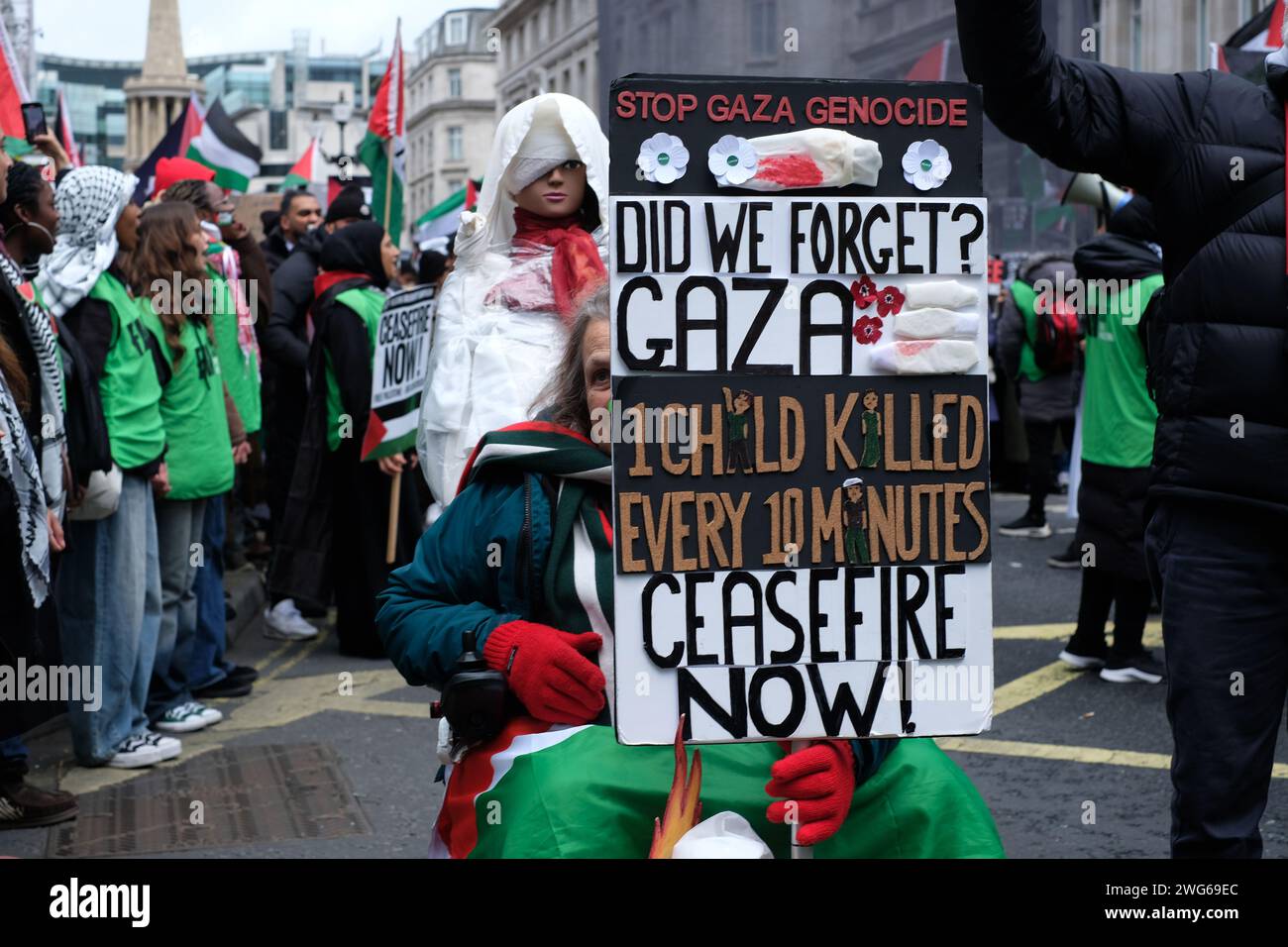 Londra, Regno Unito. 3 febbraio 2024. Il manifestante tiene striscioni durante una manifestazione nazionale in solidarietà con la Palestina per chiedere un cessate il fuoco e la fine del genocidio a Gaza. Laura Gaggero/Alamy Live News Foto Stock