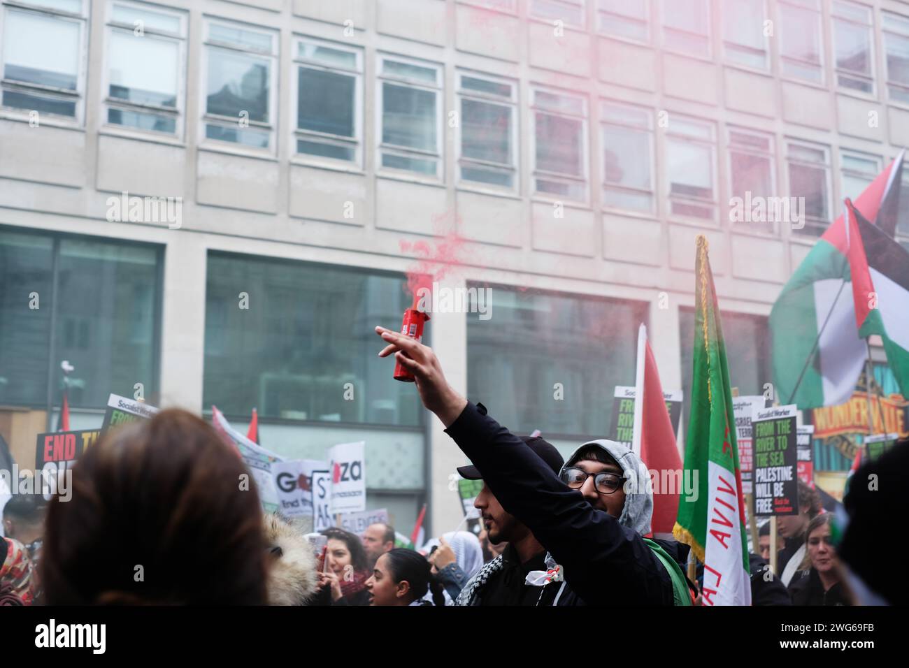 Londra, Regno Unito. 3 febbraio 2024. La gente partecipa a una manifestazione nazionale in solidarietà con la Palestina per chiedere un cessate il fuoco e la fine del genocidio a Gaza. Laura Gaggero/Alamy Live News Foto Stock