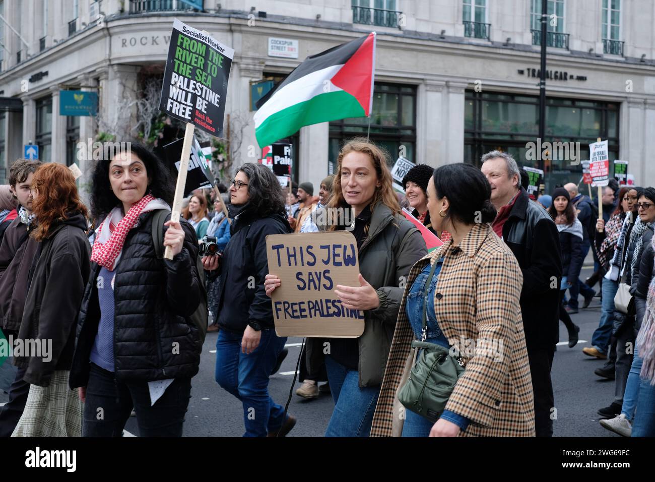 Londra, Regno Unito. 3 febbraio 2024. Il manifestante tiene striscioni durante una manifestazione nazionale in solidarietà con la Palestina per chiedere un cessate il fuoco e la fine del genocidio a Gaza. Laura Gaggero/Alamy Live News Foto Stock