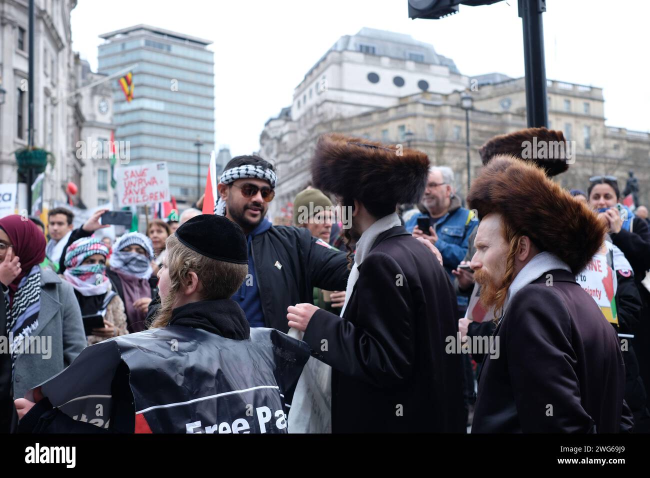 Londra, Regno Unito. 3 febbraio 2024. Gli ebrei ortodossi e i manifestanti palestinesi parlano durante una manifestazione nazionale in solidarietà con la Palestina per chiedere un cessate il fuoco e la fine del genocidio a Gaza. Laura Gaggero/Alamy Live News Foto Stock