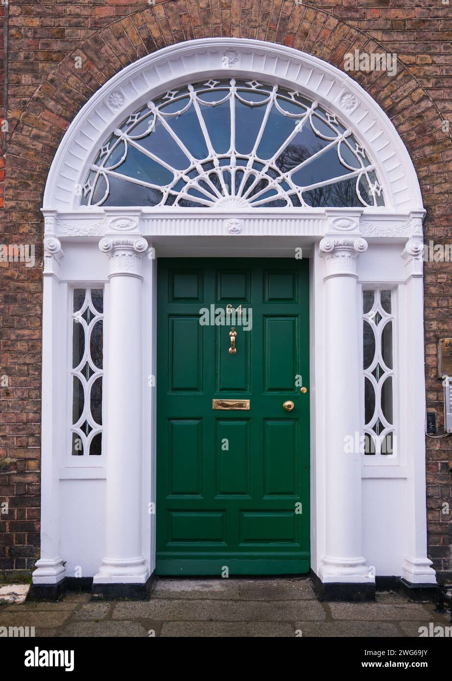 Porta georgiana verde colorata a Dublino, Irlanda. Porte storiche dipinte in diversi colori possono essere viste a dublino. Foto Stock