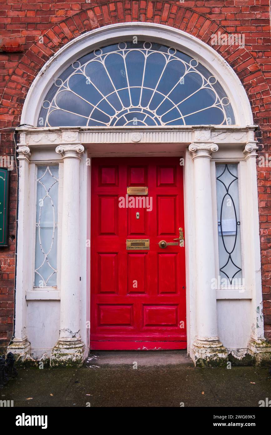 Porta georgiana rossa colorata a Dublino, Irlanda. Porte storiche dipinte in diversi colori possono essere viste a dublino. Foto Stock