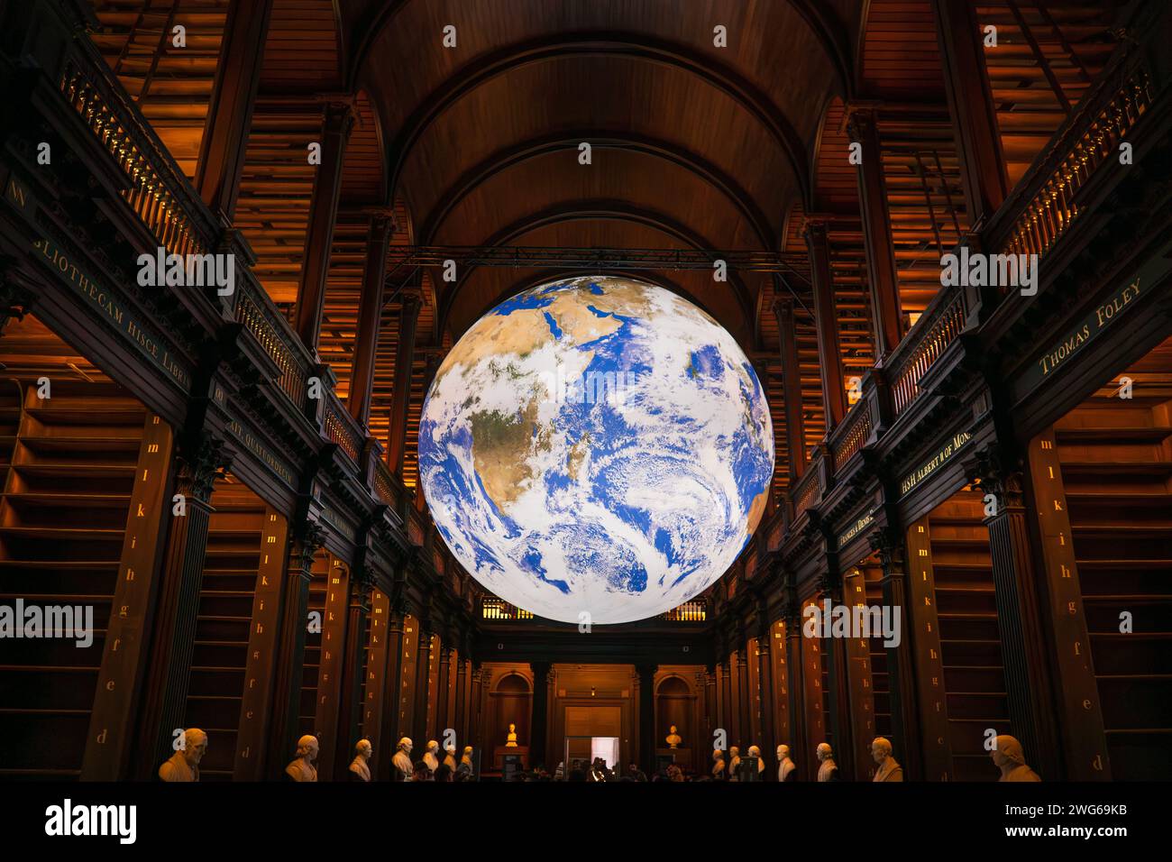 Gaia di Luke Jerram, al tour del Libro di Kells e della Vecchia Biblioteca a Dublino, Irlanda. Il globo terrestre in mostra al Trinity College di Dublino Foto Stock