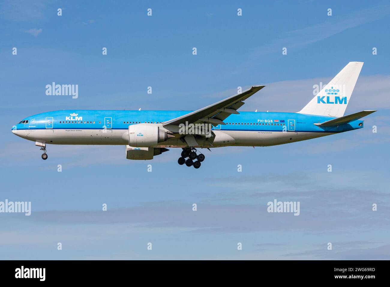 Olandese KLM Boeing 777-200 con registrazione PH-BQB in finale per l'aeroporto di Amsterdam Schiphol Foto Stock