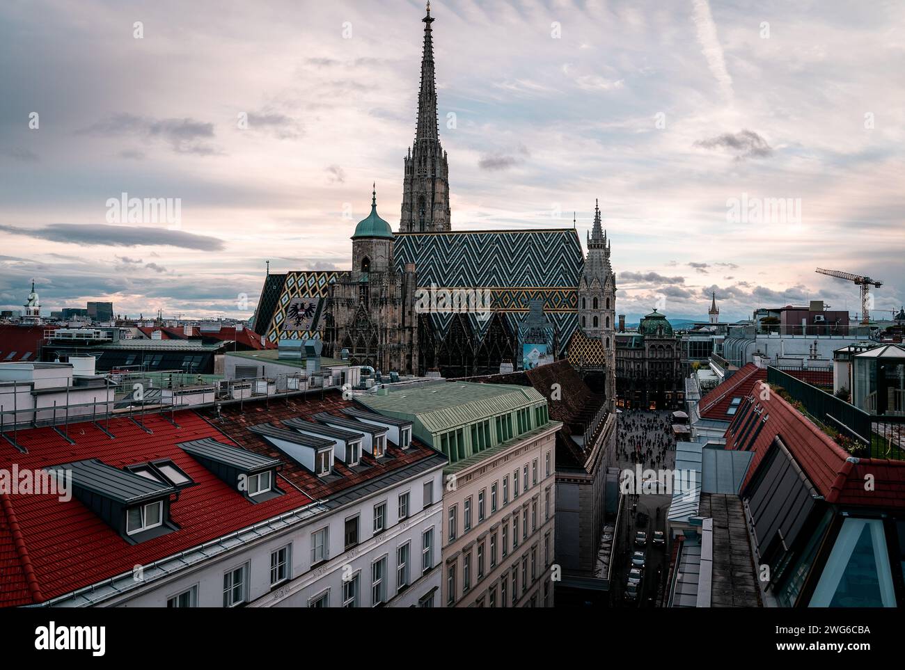 Serenità mattutina al Palazzo Hofburg di Vienna con la via dello shopping di lusso in primo piano Foto Stock