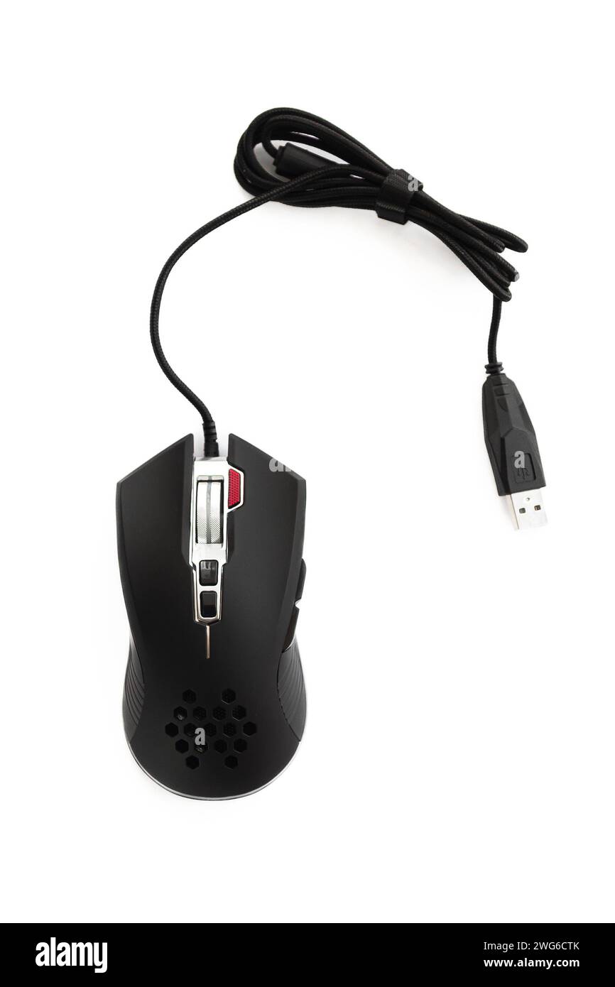 Mouse nero cablato su sfondo bianco primo piano Foto Stock