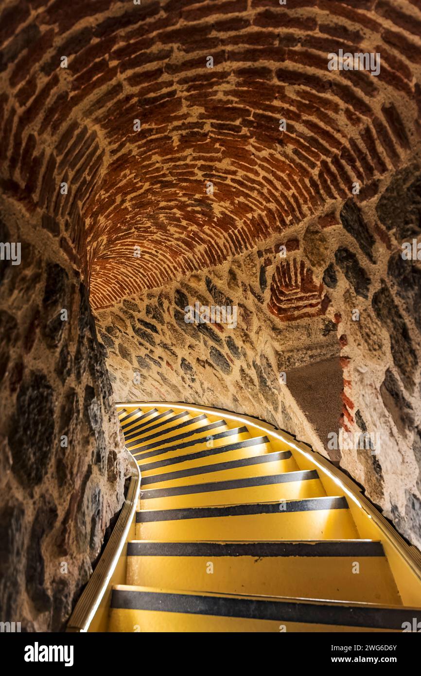 La scala a chiocciola della Torre Galata a Istanbul Foto Stock