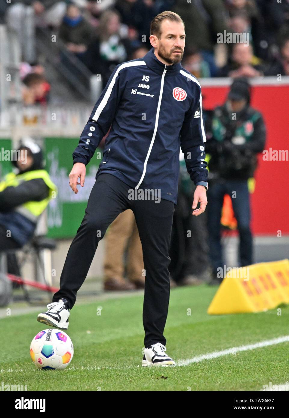 Magonza, Germania. 3 febbraio 2024. Calcio: Bundesliga, FSV Mainz 05 - Werder Bremen, Matchday 20, Mewa Arena: Allenatore di Mainz Jan Siewert sul pallone. Credito: Torsten Silz/dpa - NOTA IMPORTANTE: in conformità con le norme della DFL German Football League e della DFB German Football Association, è vietato utilizzare o utilizzare fotografie scattate nello stadio e/o della partita sotto forma di immagini sequenziali e/o serie di foto simili a video./dpa/Alamy Live News Foto Stock