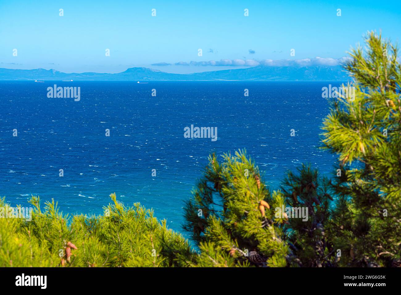 Vista panoramica dello stretto di Gibilterra, uno stretto che collega il Mar Mediterraneo con l'Oceano Atlantico e separa l'Africa dall'Europa Foto Stock