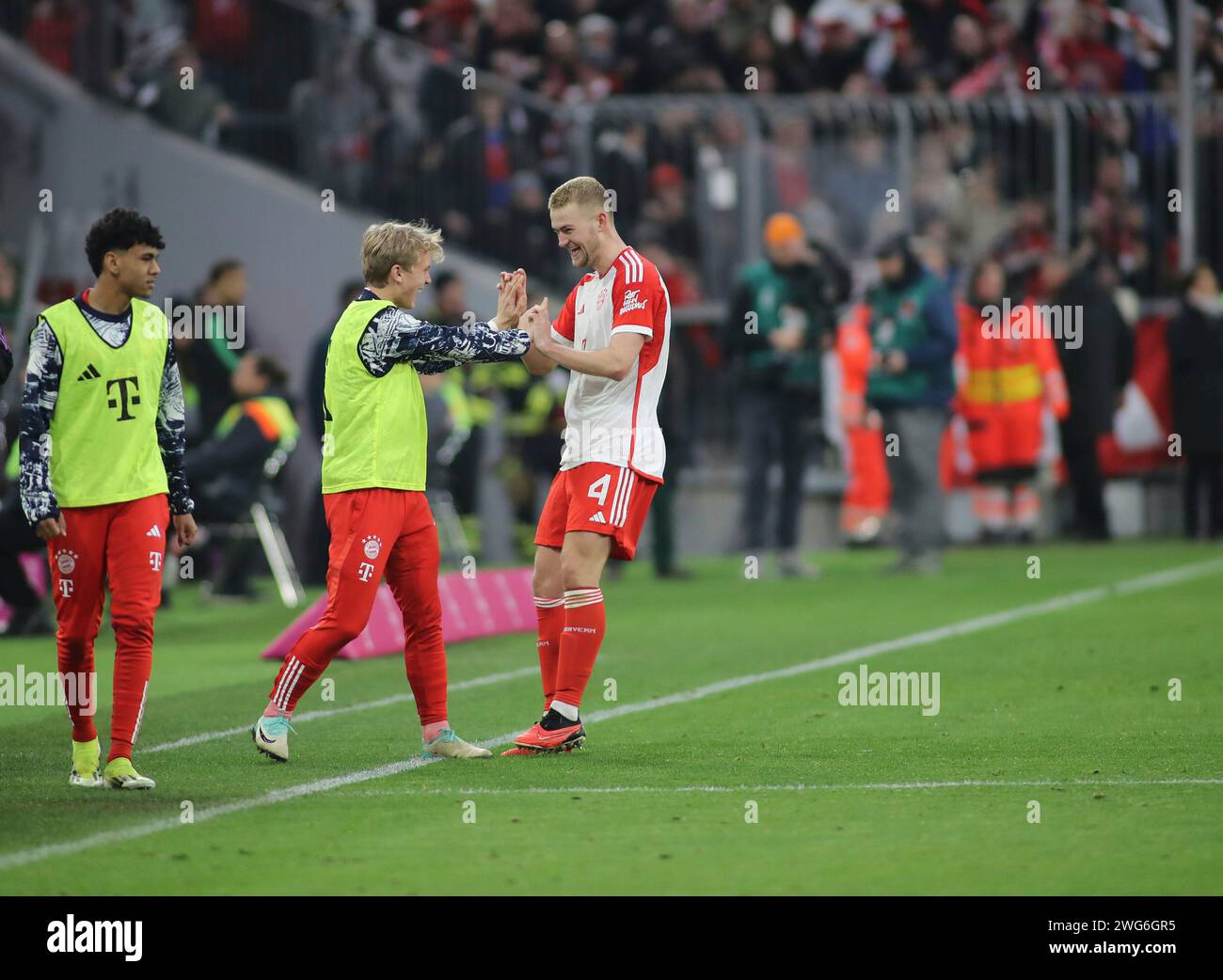 München, Deutschland 03. Febbraio 2024: Fussball, Herren, Bundesliga, Saison 2023/2024, FC Bayern München - Borussia Mönchengladbach, Allianz Arena 3:1 durch Matthijs de Ligt (FC Bayern München), Tor, Jubel hier mit Frans Krätzig, Kraetzig (FC Bayern München) (li.) Le normative DFB e DFL vietano l'uso di fotografie come sequenze di immagini e/o quasi-video Foto Stock