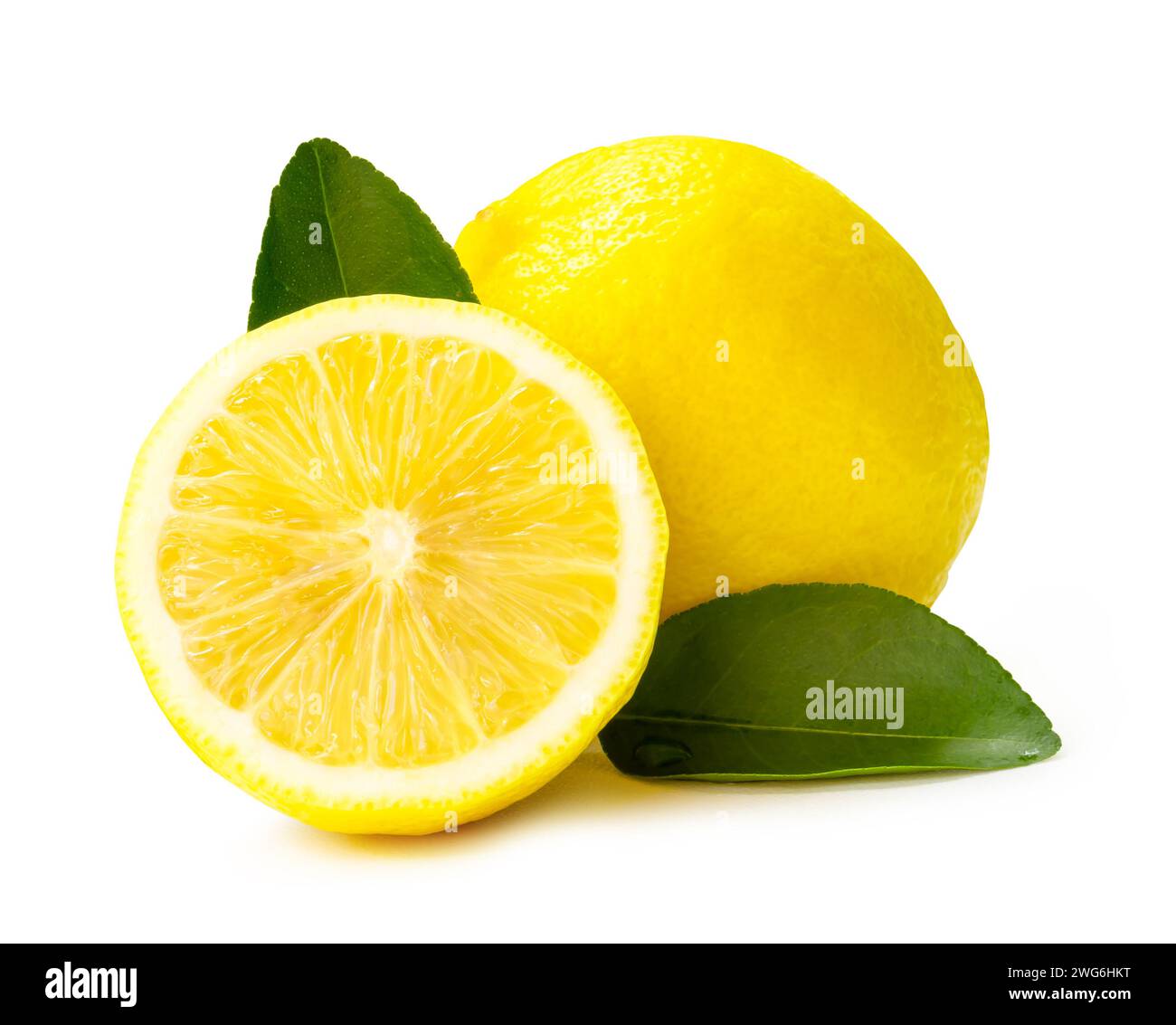 La vista frontale e il primo piano di frutta fresca al limone giallo con metà e foglie sono isolati su sfondo bianco con percorso di ritaglio. Foto Stock